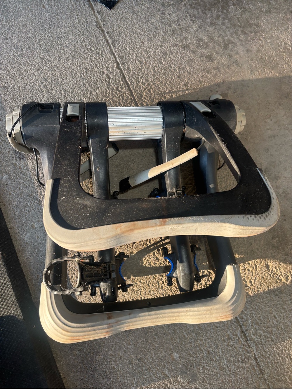 Thule Raceway Trunk-Mount Bike Rack in Black and Blue - Picture 4 of 10